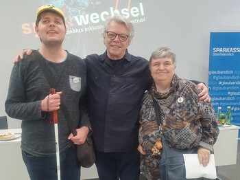 Markus und Conny von der Inklusiven Redaktion mit Alfred Rauch bei der Sichtwechsel-Pressekonferenz 2025