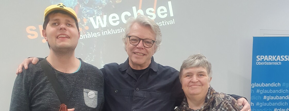 Markus und Conny von der Inklusiven Redaktion mit Alfred Rauch bei der Sichtwechsel-Pressekonferenz 2025