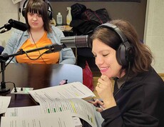 Zwei Frauen mit Kopfhörer im Radiostudio