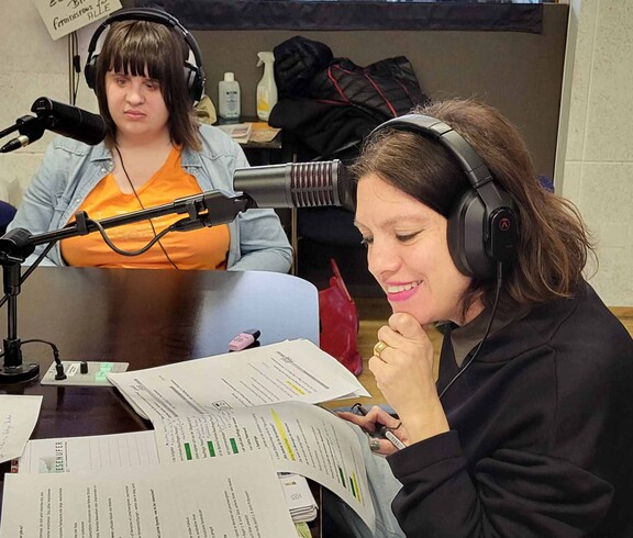 Zwei Frauen mit Kopfhörer im Radiostudio