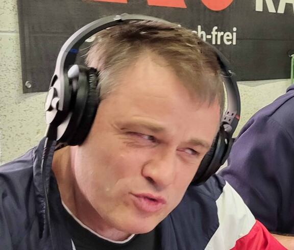 Mann mit Kopfhörer spricht