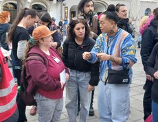 Demonstranten und Demonstrantinnen reden miteinander bei der Demo zum Weltfrauentag in Linz 2026.