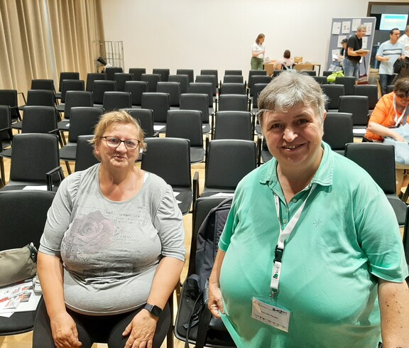 Cornelia Pfeiffer und Karin Höller im Saal 