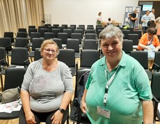 Cornelia Pfeiffer und Karin Höller im Saal 