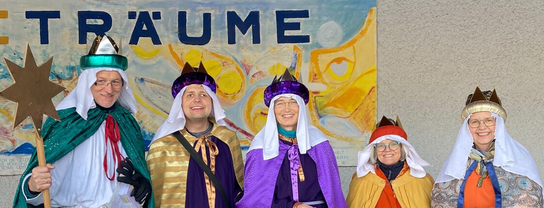 Fünf Personen als Sternsinger 