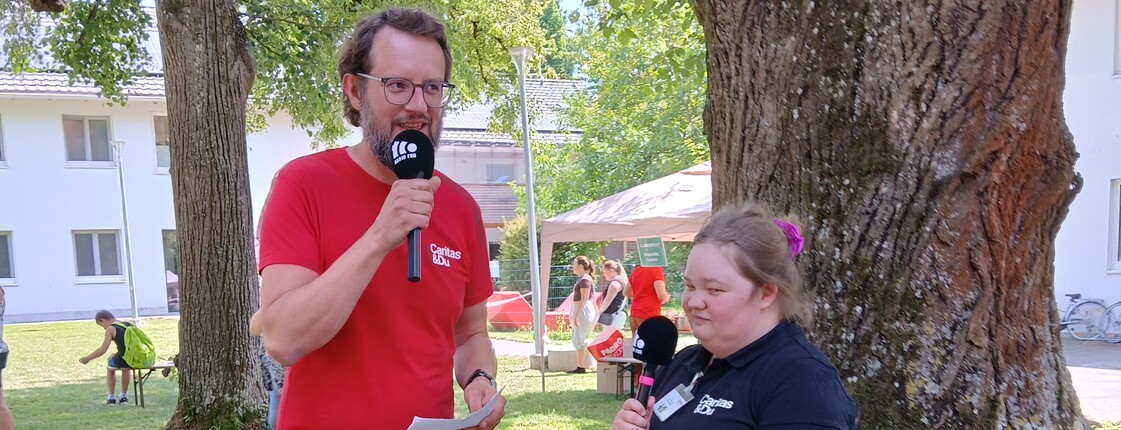 Celina von der Inkusiven Redaktion interviewt beim Sommerfest St. Isidor
