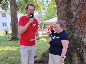 Celina von der Inkusiven Redaktion interviewt beim Sommerfest St. Isidor