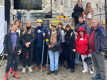 Die Inklusive Redaktion der Caritas OÖ bei der Baustelle Inklusion 2025 vor dem Parlament in Wien