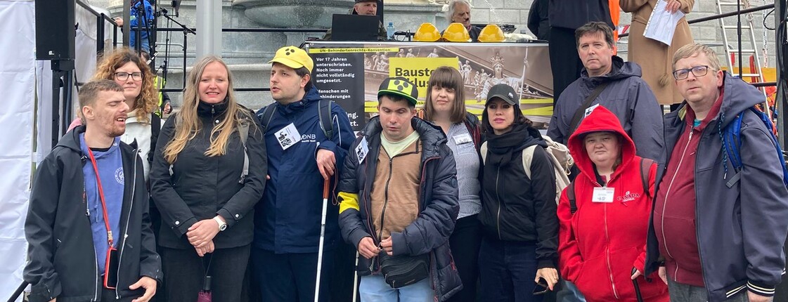 Die Inklusive Redaktion der Caritas OÖ bei der Baustelle Inklusion 2025 vor dem Parlament in Wien