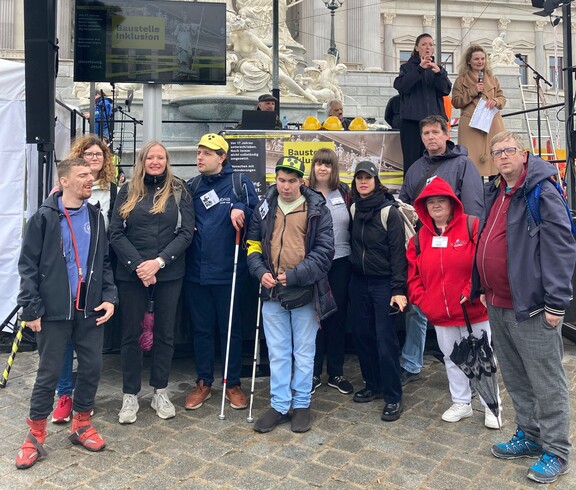 Die Inklusive Redaktion der Caritas OÖ bei der Baustelle Inklusion 2025 vor dem Parlament in Wien