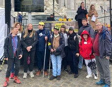 Die Inklusive Redaktion der Caritas OÖ bei der Baustelle Inklusion 2025 vor dem Parlament in Wien