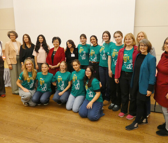 Teilnehmer*innen der Filmvorführung des Films "Ein Tag ohne Frauen" 2025 in Wels