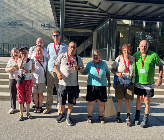 Teilnehmer*innen vom IKT-Forum vor Mensa-Gebäude
