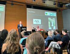 Vortragssal;Redner;viele Besucher