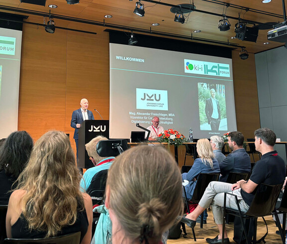 Vortragssal;Redner;viele Besucher