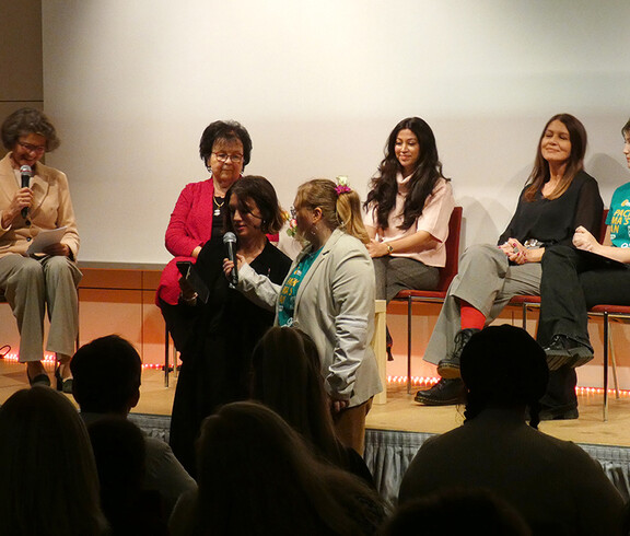 Barbara liest den Text von Candice bei der Podiumsdiskussion zum Film "Ein Tag ohne Frauen"