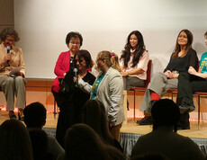 Barbara liest den Text von Candice bei der Podiumsdiskussion zum Film "Ein Tag ohne Frauen"