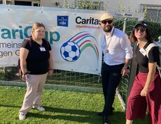 Stefan Pimmingstorfer mit Celina und Barbara vor dem CariCup Plakat 
