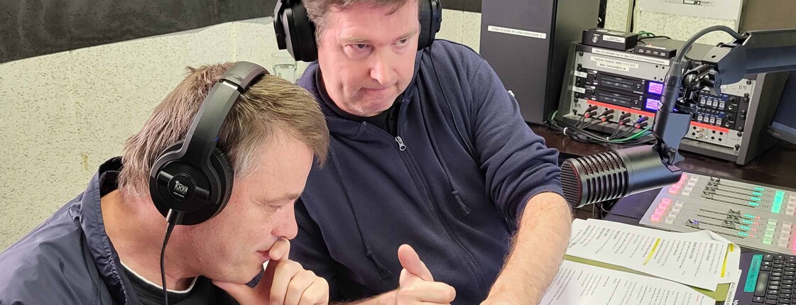 Zwei Männer im Radiostudio