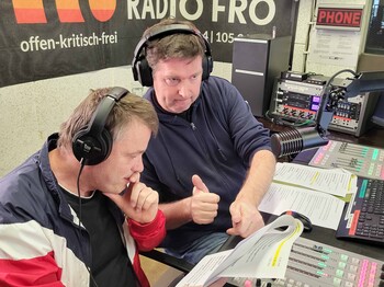 Zwei Männer im Radiostudio