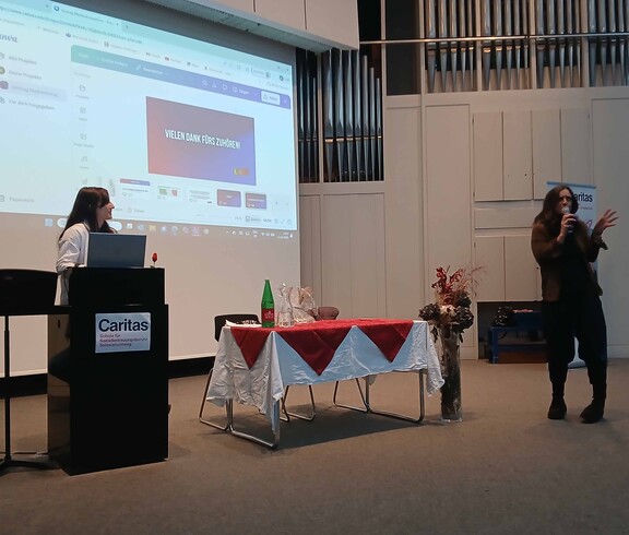 Zwei Frauen bei einem Vortrag