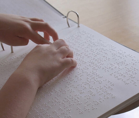Hände über Braillepunkte