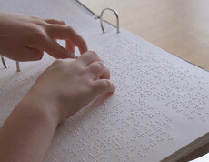 Hände über Braillepunkte