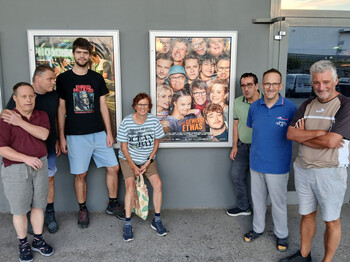 Menschen vor Kinoplakat