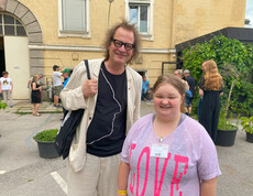 Ein Mann und eine Frau stehen vor einem Gebäude. 