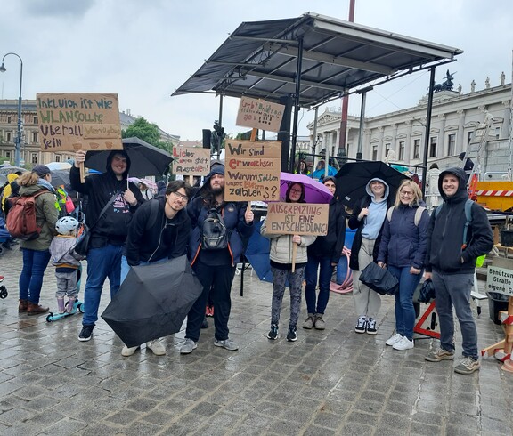 Eine Wohngemeinschaft aus Linz bei der Baustelle Inklusion vor dem Parlament in Wien.