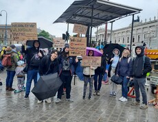Eine Wohngemeinschaft aus Linz bei der Baustelle Inklusion vor dem Parlament in Wien.