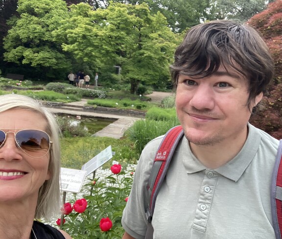Sabine Zeller und Andreas Knogler im Botanischen Garten. 
