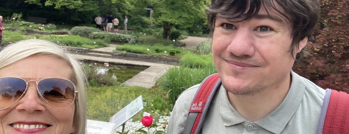 Sabine Zeller und Andreas Knogler im Botanischen Garten. 