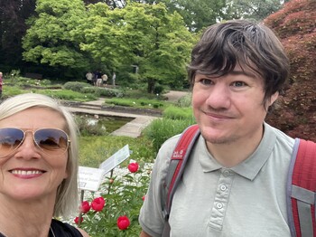 Sabine Zeller und Andreas Knogler im Botanischen Garten. 
