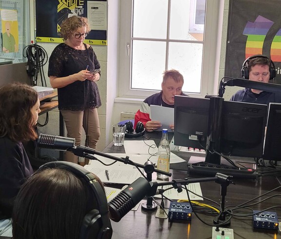 Fünf Personen im Aufnahmestudio