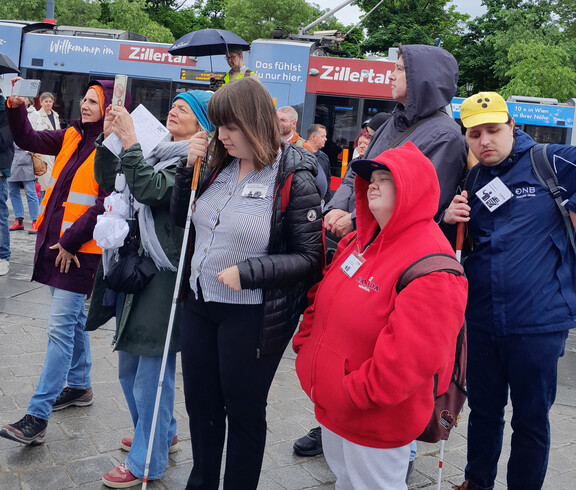 Mitglieder der Inklusiven Redaktion der Caritas Oberösterreich bei der Baustelle Inklusion vor dem Parlament in Wien 2025