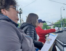 Lesung von Texten bei der Baustelle Inklusion vor dem Wiener Parlament 2025.