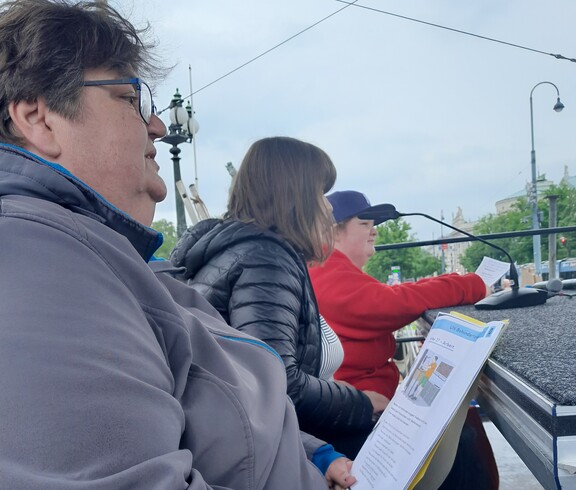 Lesung von Texten bei der Baustelle Inklusion vor dem Wiener Parlament 2025.