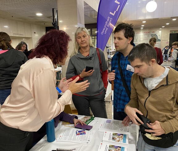 Die Inklusive Redaktion bei einem Interview mit dem Inklusionsservice beim Inklusionstag in Linz 2025