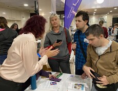Die Inklusive Redaktion bei einem Interview mit dem Inklusionsservice beim Inklusionstag in Linz 2025