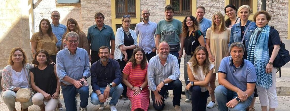 Foto mit mehreren Personen vor einem Gebäude in Valencia