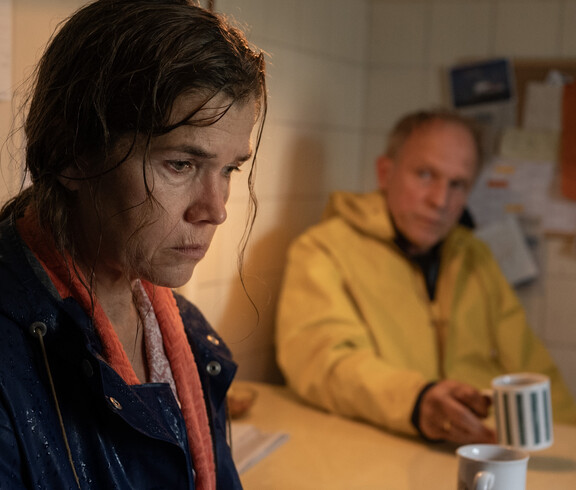 Ehepaar ist sprachlos, Frau steht, Mann sitzt