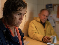 Ehepaar ist sprachlos, Frau steht, Mann sitzt