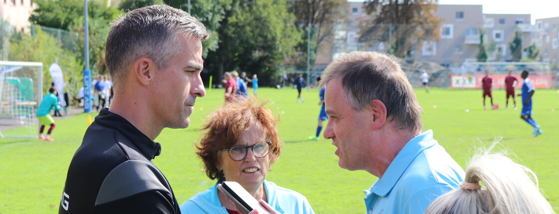 Blau-Weiß Linz-Cheftrainer Mitja Mörec mit Michael Wilhelm von der Inklusiven Redaktion beim CariCup 2025
