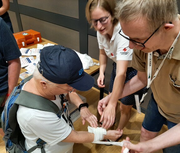 Einer Teilnehmerin  wird der Arm verbunden