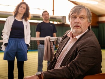 3 Personen streiten am Tennisplatz