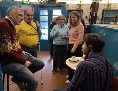 5 Personen unterhalten sich