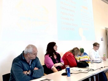 Fünf Autoren bei einer Buchpräsentation