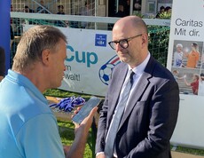 Michael Wilhelm von der Inklusiven Redaktion interviewt den Linzer Bürgermeister Didi Prammer.