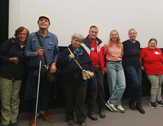 Kinobesucher vor der großen Leinwand